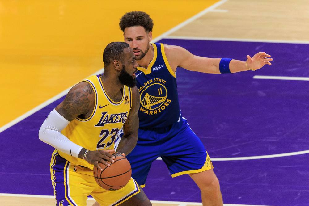 LeBron James jogando pelo Los Angeles Lakers durante partida da NBA