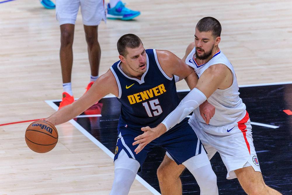 Jogador Jokic jogando pelo Denver Nuggets durante a NBA