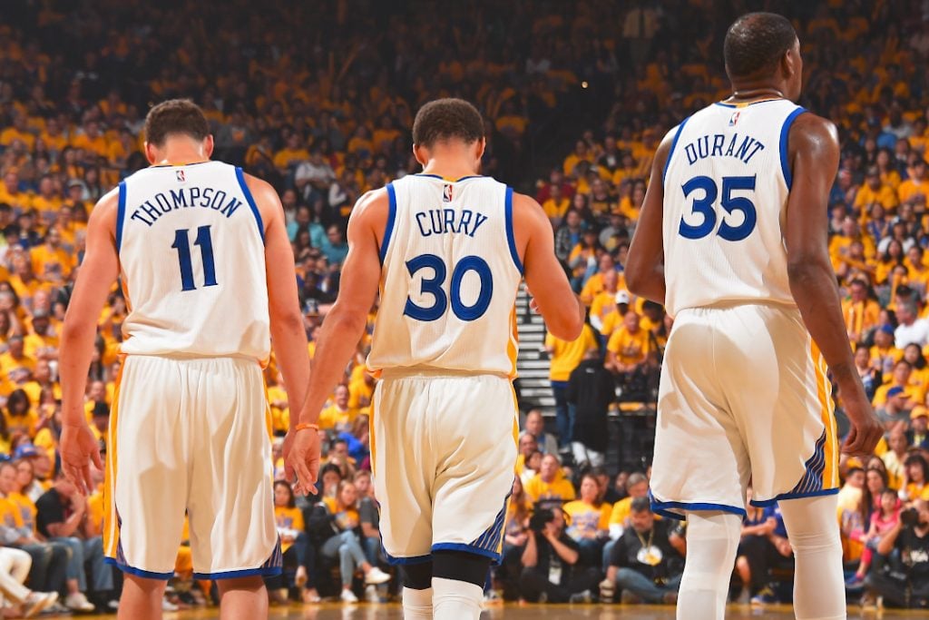 Um dos melhores trios da história do basquete: Curry, Thompson e Durant.